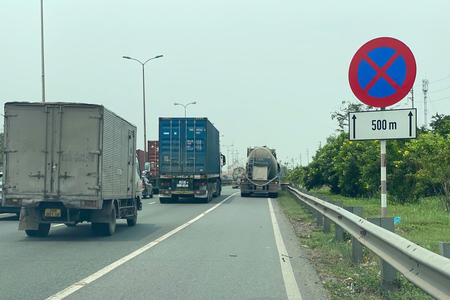 Xe tải dừng đỗ bất chấp biển cấm trên quốc lộ 5