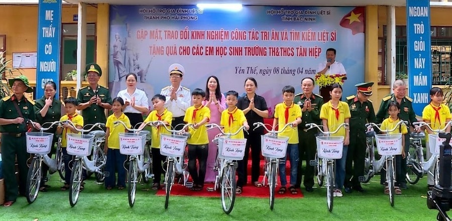 Hội Hỗ trợ gia đình liệt sĩ Hải Phòng tặng quà học sinh khó khăn tại Bắc Ninh