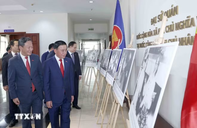 Thường trực Ban Bí thư gặp gỡ cán bộ Đại sứ quán và cộng đồng người Việt tại Lào