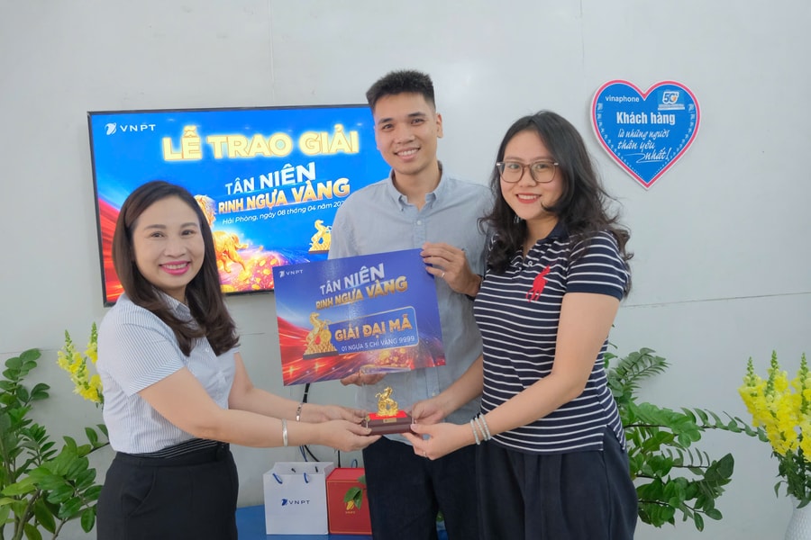 2 khách hàng VNPT tại Hải Phòng trúng thưởng 5 chỉ vàng