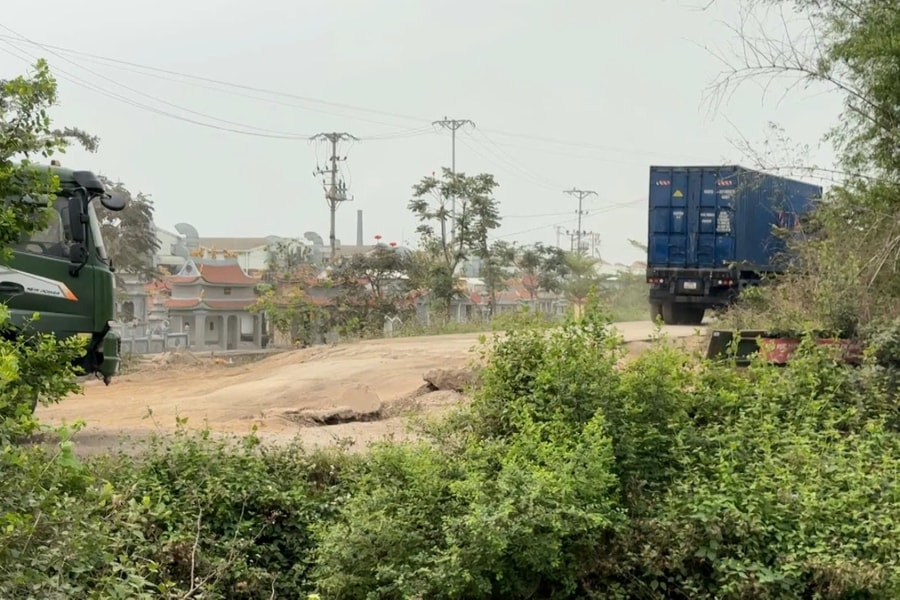 Mặt đê bị hỏng do xe tải trọng lớn