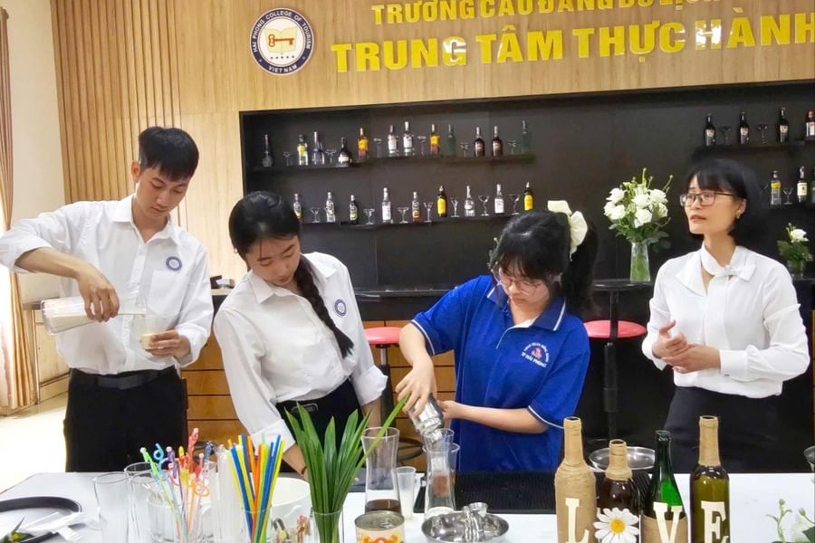 Định hướng nghề nghiệp sớm để tránh 'sai một ly, phí cả chặng'