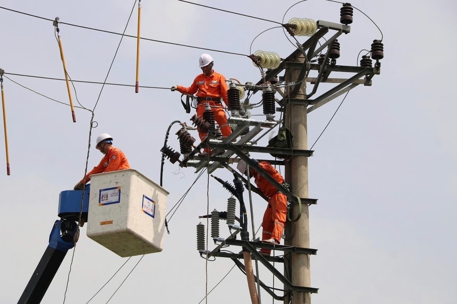 EVN urges power savings during peak hours