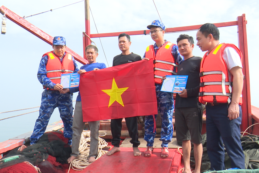 Vùng Cảnh sát biển 1 đẩy mạnh tuyên truyền, xử lý khai thác thuỷ sản bất hợp pháp
