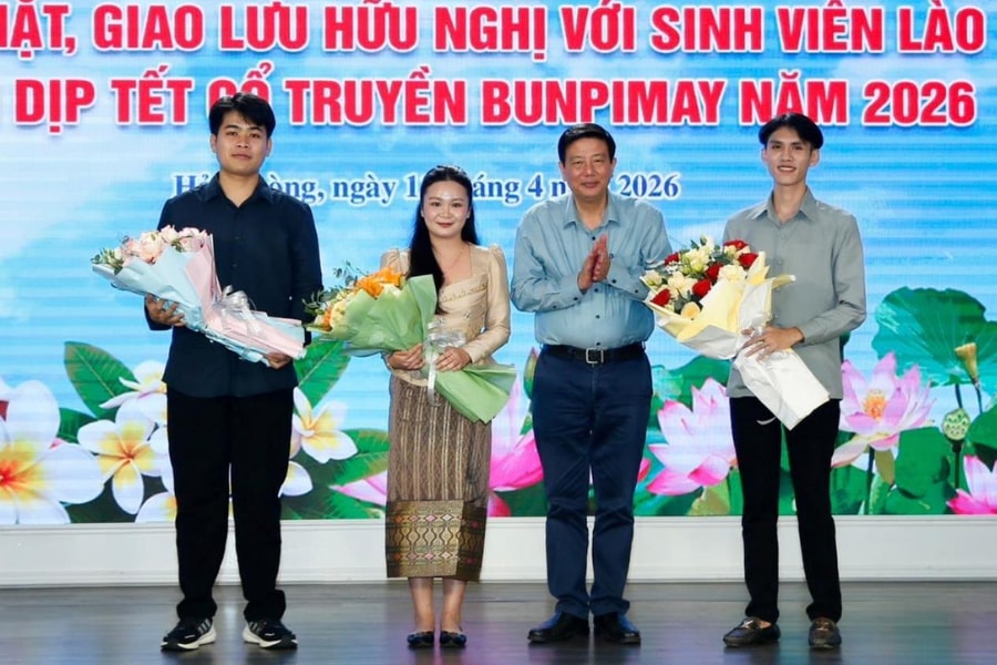 Gặp mặt, giao lưu hữu nghị với sinh viên Lào nhân dịp Tết cổ truyền Bunpimay