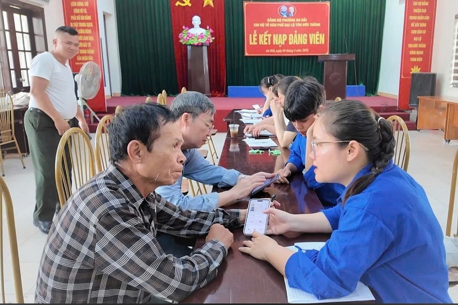 Đoàn Thanh niên phường An Hải ra quân hỗ trợ người dân cài đặt tiện ích trên VNeID