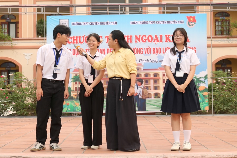'Xây dựng tình bạn đẹp - Nói không với bạo lực học đường' tại Trường THPT chuyên Nguyễn Trãi