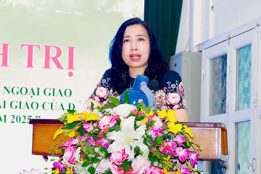 Thứ trưởng Bộ Ngoại giao Lê Thị Thu Hằng thông tin tới hội viên Câu lạc bộ Bạch Đằng