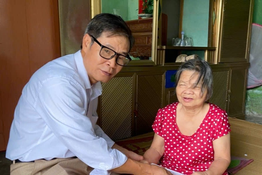 Thăm, tặng quà hội viên người mù nhân Ngày Người khuyết tật Việt Nam