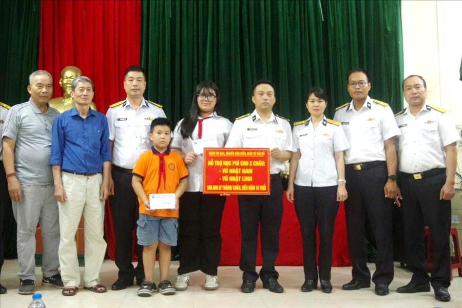 Đoàn Đo đạc, nghiên cứu biển, biên vẽ hải đồ nhận đỡ đầu 2 cháu ở phường Thành Đông