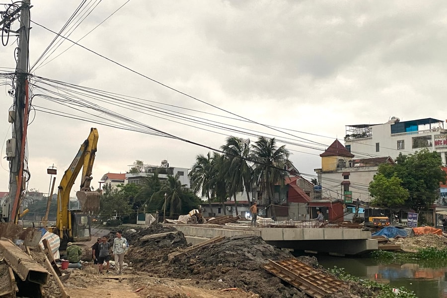 Thi công cầu Bất Nạo, người dân đi lại khó khăn