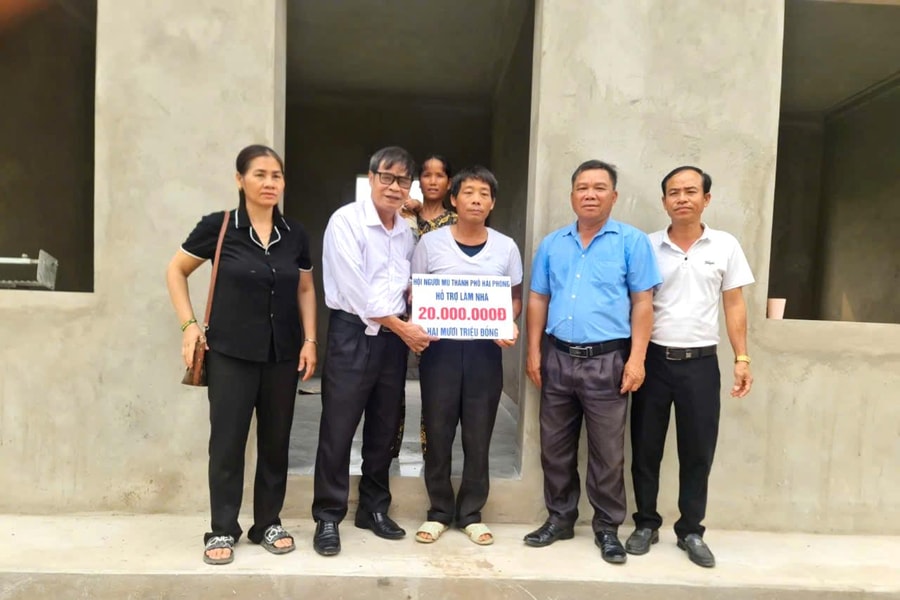 Hội Người mù Hải Phòng trao 20 triệu đồng hỗ trợ hội viên xây nhà