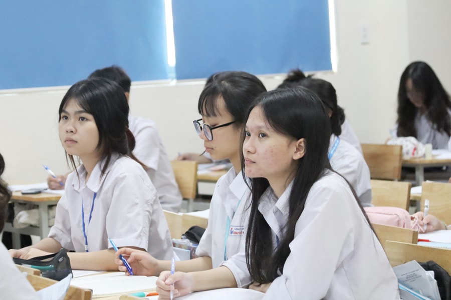 Hiệu trưởng ký bằng tốt nghiệp THPT