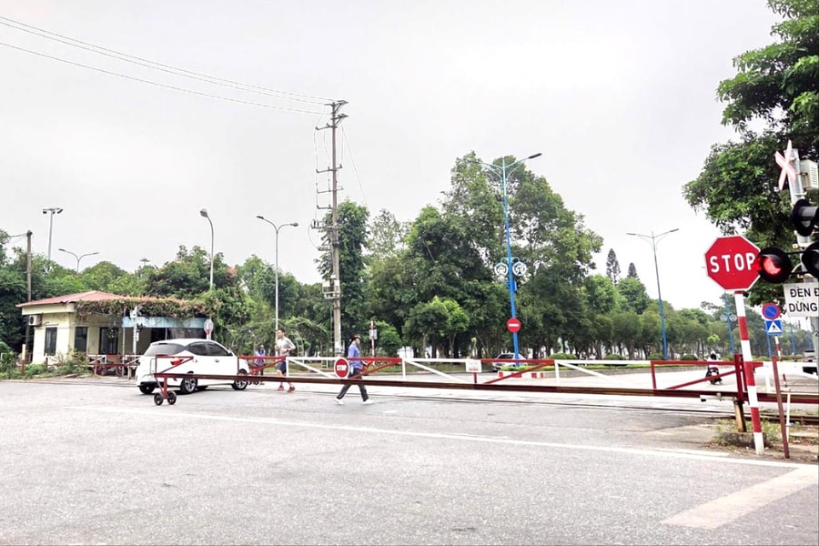 Vượt đèn đỏ qua đường sắt vẫn tái diễn