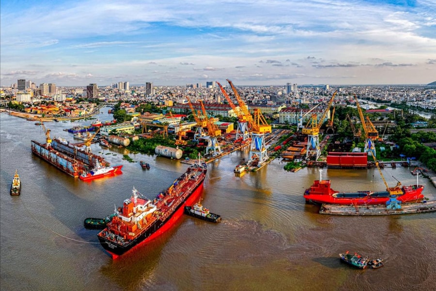 'Thủ phủ' đóng tàu sôi động ngày đêm