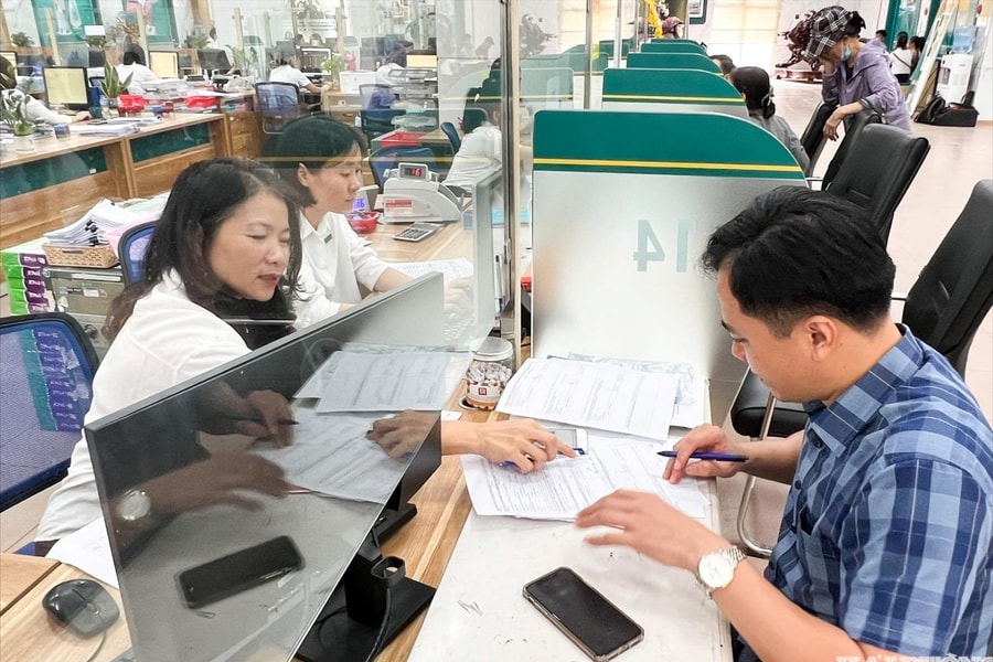 Lãi suất huy động giảm mạnh, lãi suất cho vay điều chỉnh còn chậm