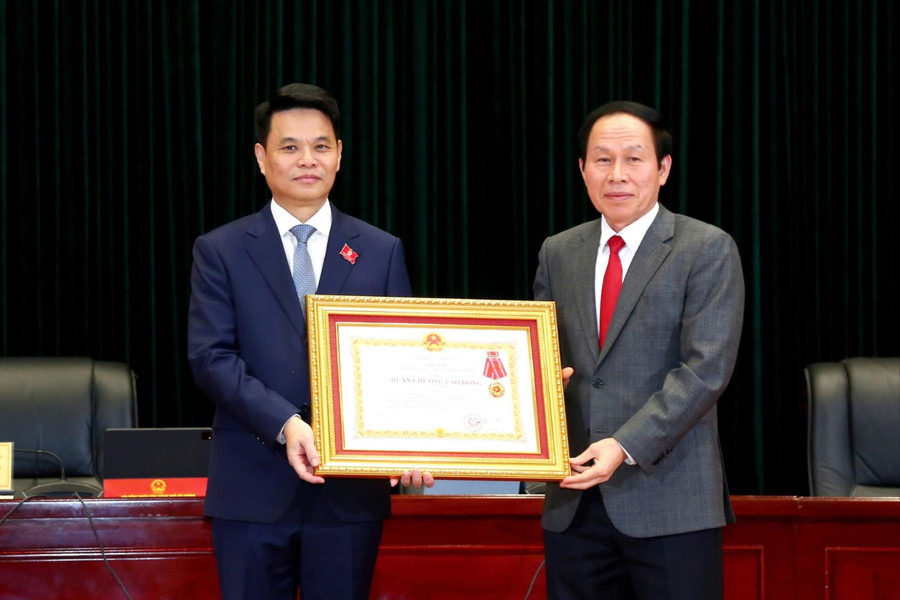 Đồng chí Bí thư Thành ủy Hải Phòng Lê Ngọc Châu nhận Huân chương Lao động hạng nhì
