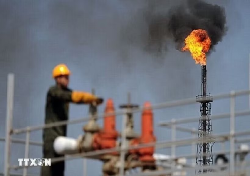 Giá dầu Brent tăng gần 7% khi eo biển Hormuz lại bị đóng cửa