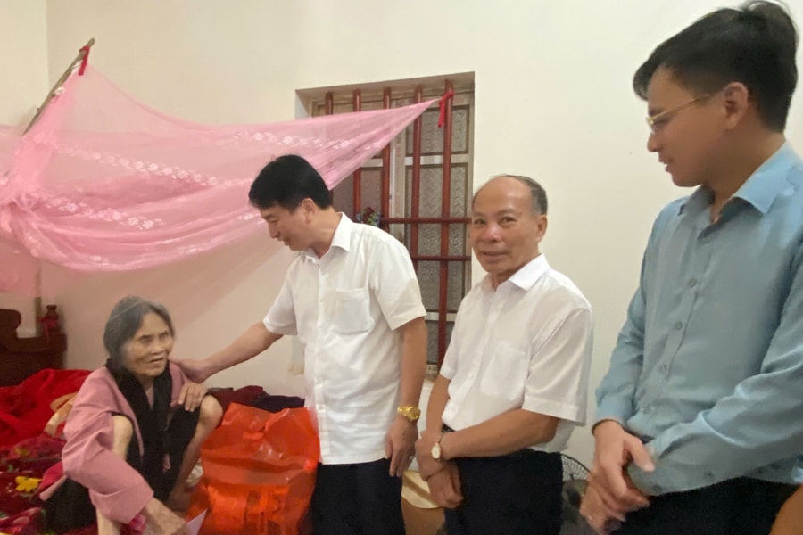 Đồng chí Nguyễn Đức Tuấn thăm, tặng quà người khuyết tật