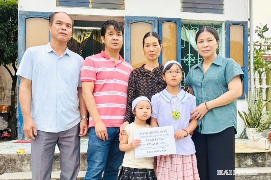 Trao sổ tiết kiệm hơn 211 triệu đồng cho học sinh khó khăn ở xã Vĩnh Lại