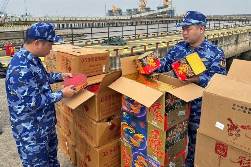 Tìm chủ xuồng máy vận chuyển pháo nổ trên biển khu vực biển Hải Phòng