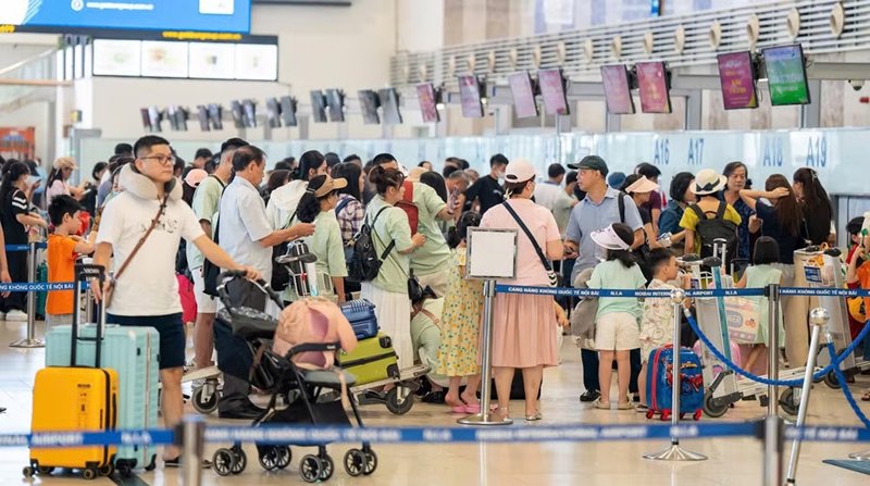 Giá vé máy bay dịp lễ tăng, nhiều chặng bay gần kín chỗ