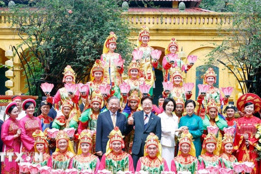 Tổng Bí thư, Chủ tịch nước và Phu nhân chủ trì Chương trình hữu nghị đặc biệt tại Hoàng Thành Thăng Long