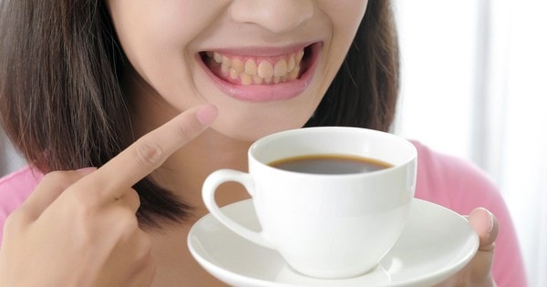 Mách bạn cách uống cà phê không lo răng bị ố vàng