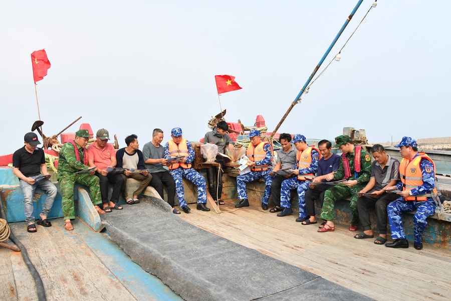 Đồng hành ngư dân bám biển làm giàu