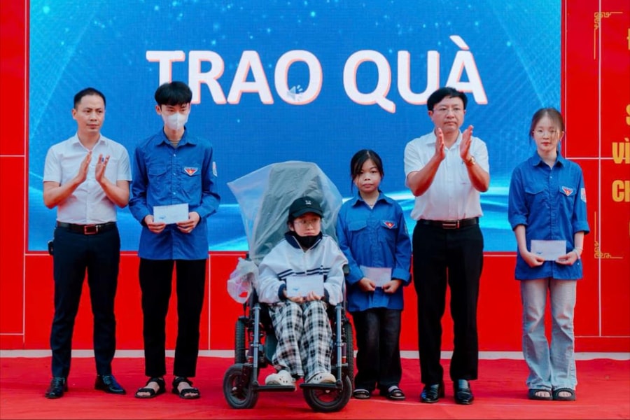 Trao học bổng, truyền cảm hứng chọn nghề cho học sinh Trường THPT Đồng Gia
