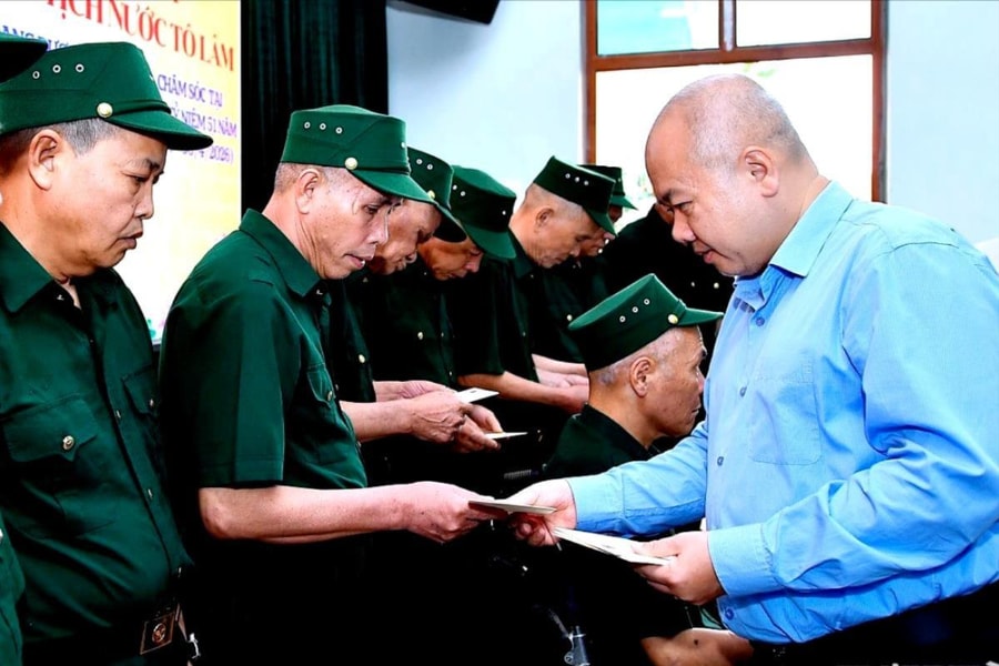 Chủ tịch UBND thành phố Đỗ Thành Trung trao quà của Tổng Bí thư, Chủ tịch nước tới thương binh, bệnh binh