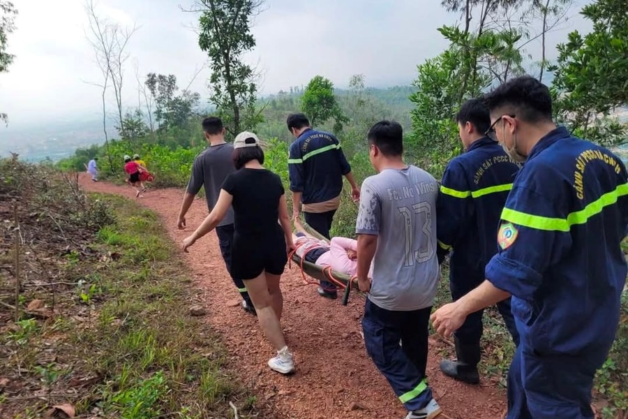 Công an Hải Phòng cứu người phụ nữ gặp nạn trên núi Sơn Đào