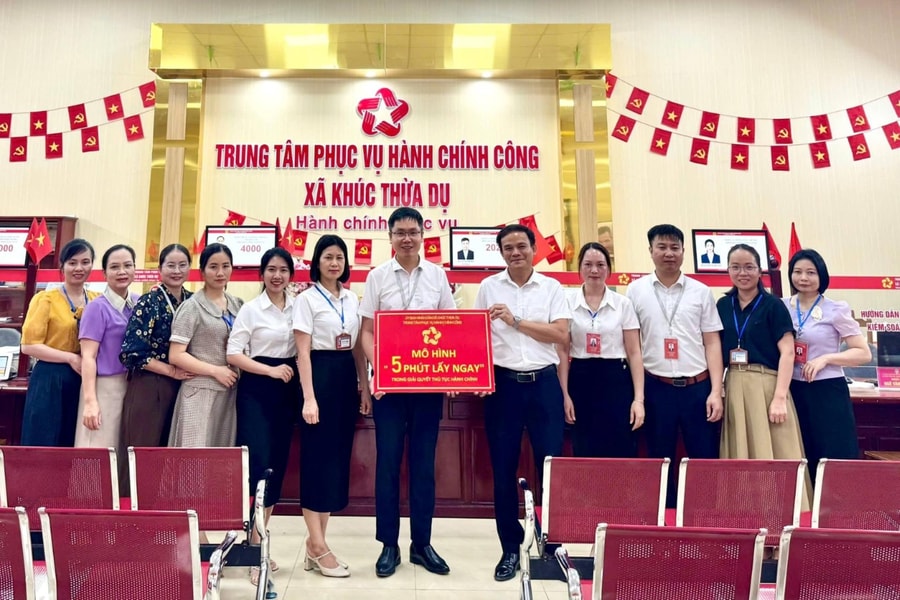 Làm thủ tục hành chính '5 phút lấy ngay' ở xã Khúc Thừa Dụ