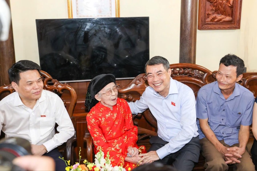 Thủ tướng Chính phủ Lê Minh Hưng thăm, tặng quà gia đình chính sách tiêu biểu thành phố Hải Phòng