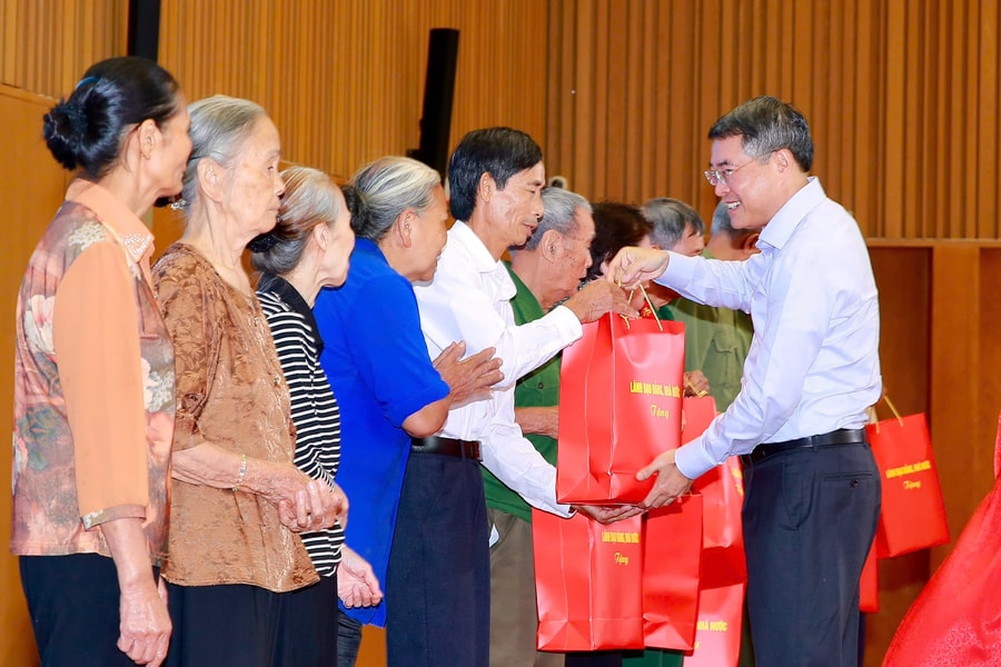 Thủ tướng Lê Minh Hưng tặng quà hộ nghèo, công nhân khó khăn tại Hải Phòng