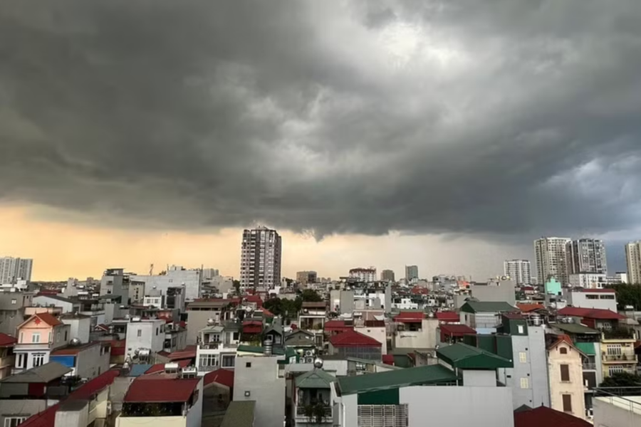 Không khí lạnh gây mưa dông ở Bắc Bộ, trời chuyển mát