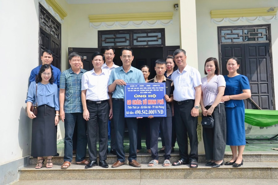 Xã Kiến Hải hỗ trợ gia đình cháu Vũ Minh Phú mắc bệnh hiểm nghèo gần 500 triệu đồng