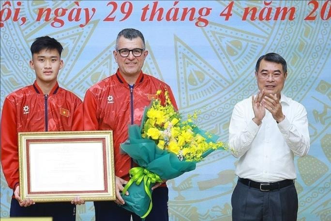 Thủ tướng Lê Minh Hưng gặp mặt đội tuyển bóng đá nam U17 Việt Nam