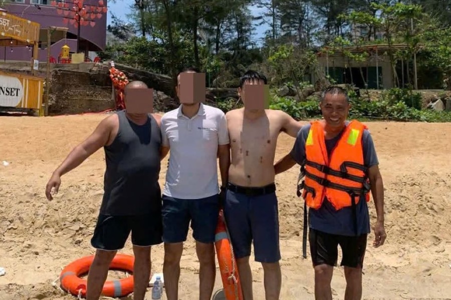 Cứu sống 4 du khách bị sóng cuốn tại bãi biển Cửa Tùng