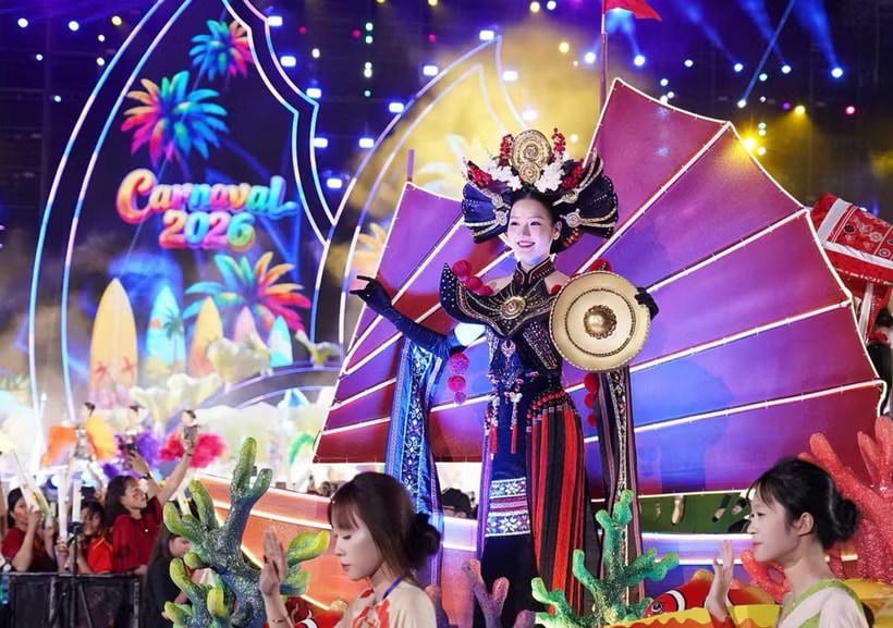 Dàn hoa hậu quảng bá trang phục dân tộc tại Lễ hội đường phố Hạ Long