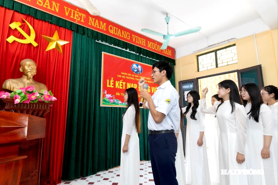 22 học sinh Trường THPT Thanh Miện và THPT Thanh Miện II được kết nạp Đảng