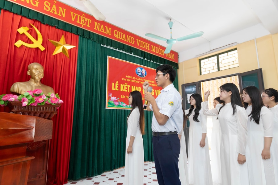 Tuổi 18 dưới lá cờ vinh quang của Đảng