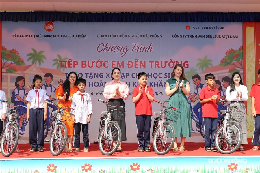 40 học sinh vượt khó ở phường Lưu Kiếm được tặng xe đạp