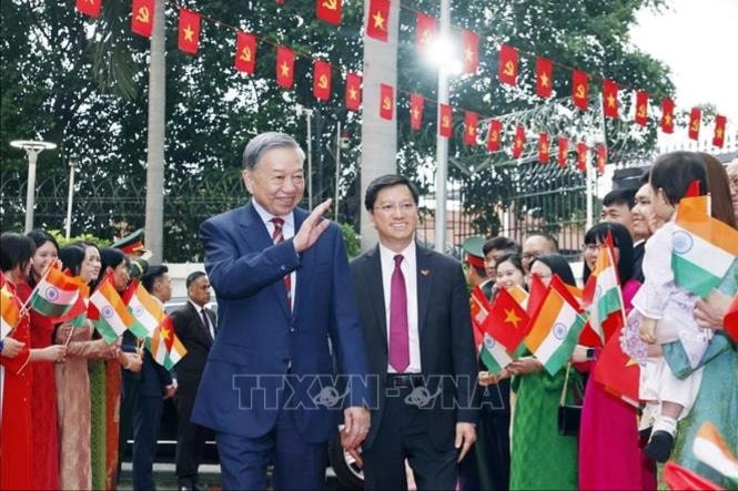 Tổng Bí thư, Chủ tịch nước Tô Lâm gặp gỡ cộng đồng người Việt Nam tại Ấn Độ