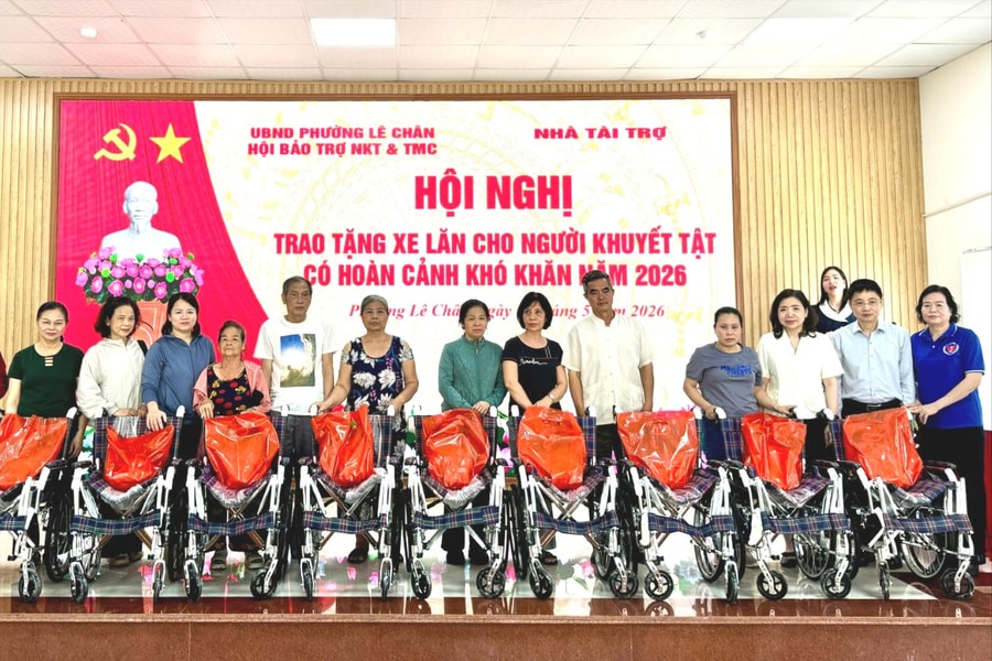Trao 19 xe lăn tặng người khuyết tật phường Lê Chân