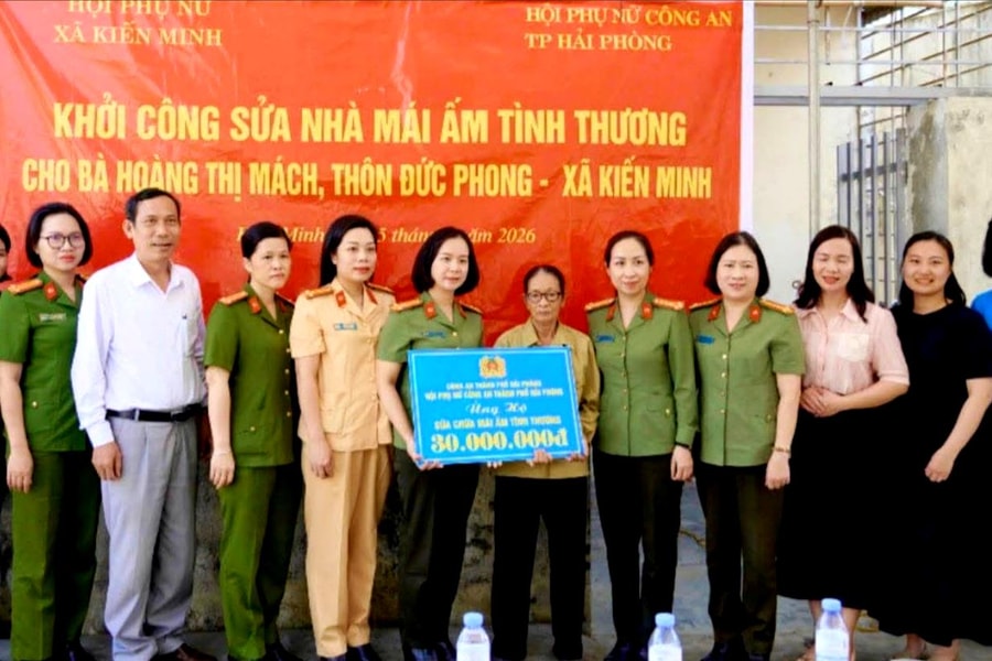 Hội Phụ nữ Công an Hải Phòng hỗ trợ sửa chữa 2 nhà 'Mái ấm tình thương'