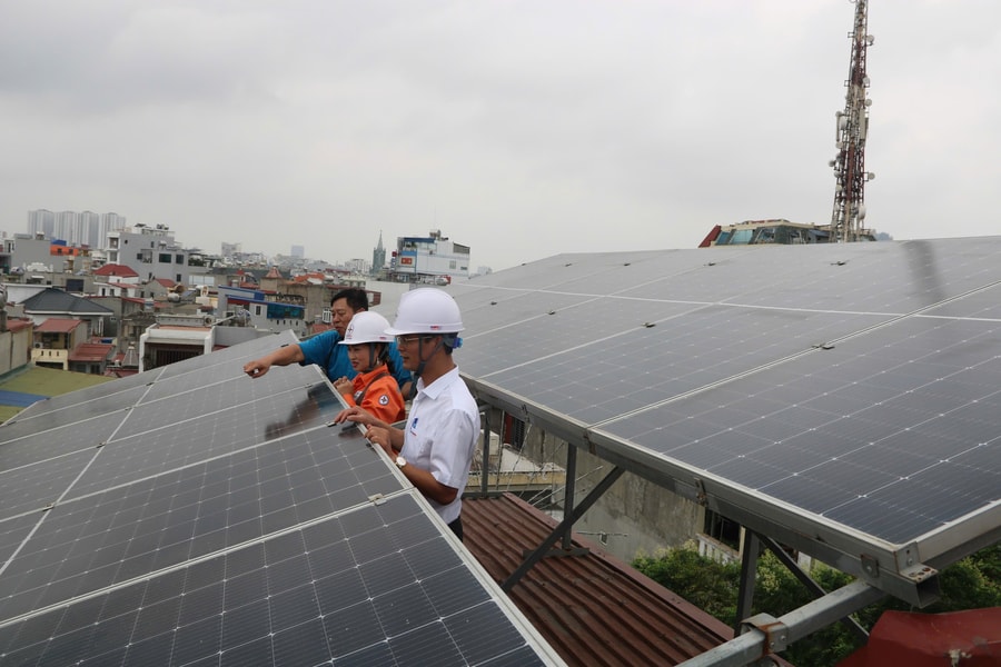 Tận dụng mái nhà tạo nguồn điện xanh, tiết kiệm chi phí