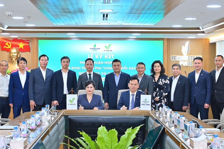 V-Green hợp tác triển khai hơn 3.000 tủ đổi pin xe máy tại hệ thống cửa hàng xăng dầu PVOIL