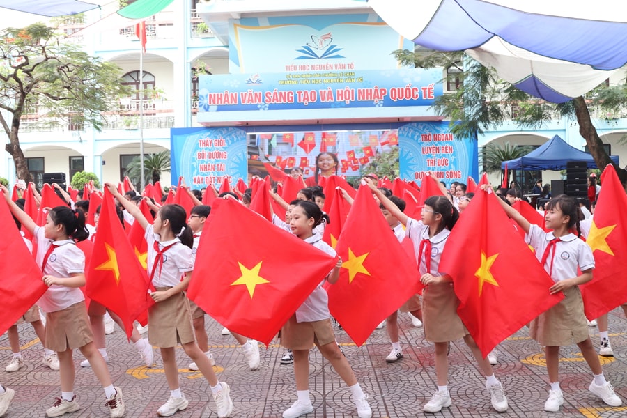 Đoàn nghệ thuật Bujihwa (Hàn Quốc) giao lưu với giáo viên, học sinh Hải Phòng