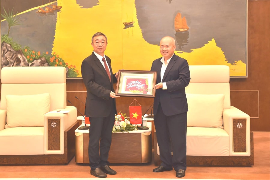 Chủ tịch UBND thành phố Đỗ Thành Trung tiếp các đoàn khách quốc tế dự Lễ hội Hoa Phượng Đỏ